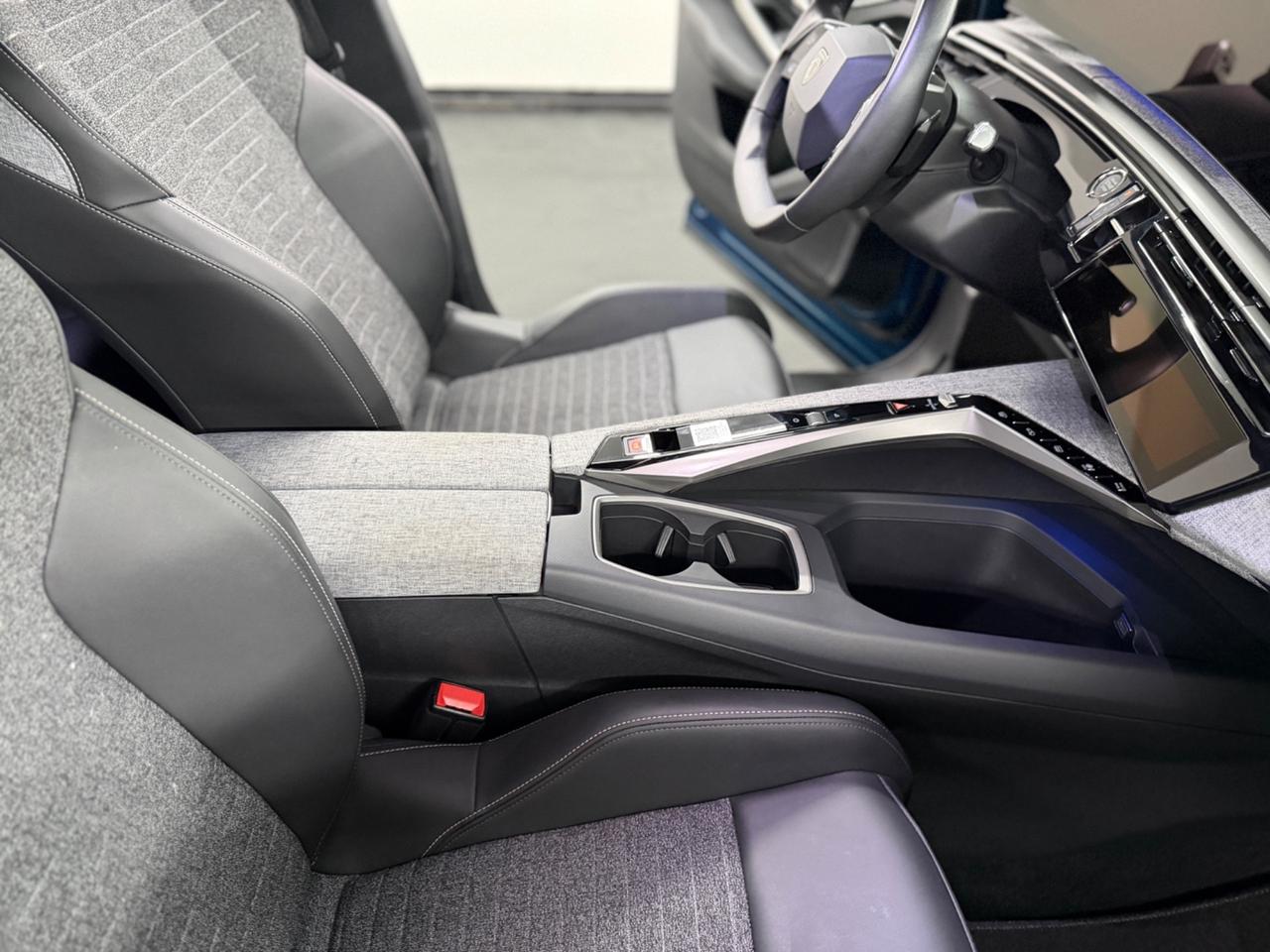 PEUGEOT 3008 FULL HYBRID (anno 2025)