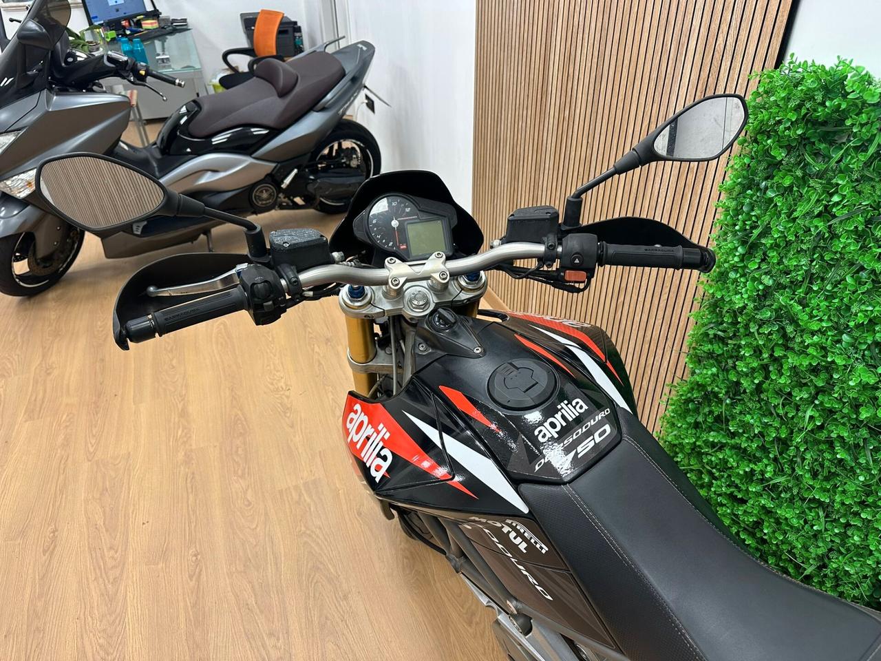 APRILIA DORSODURO 750 FACTORY 2011 DA 99€ AL MESE