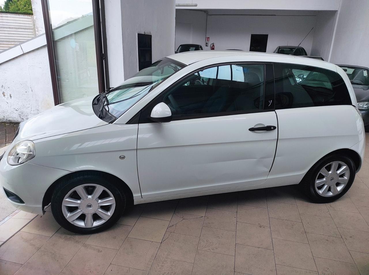 Lancia Ypsilon 1.2 Argento NEOPATENTATI