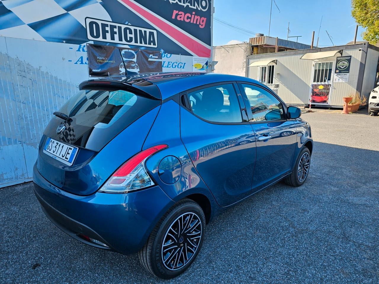 Lancia Ypsilon 2023 Noleggio BREVE termine