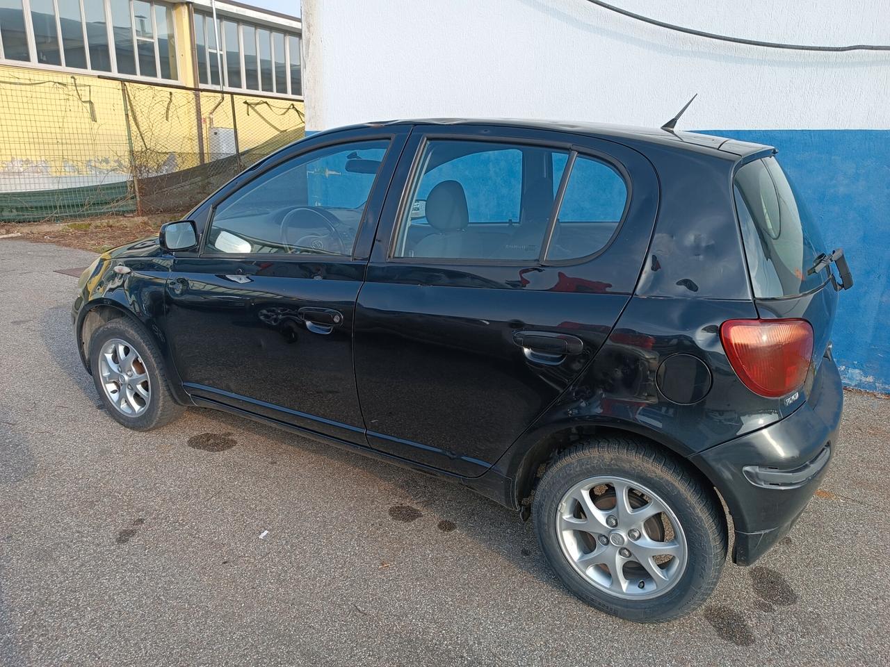 Toyota Yaris 1.0i 16V cat 5 porte Sol