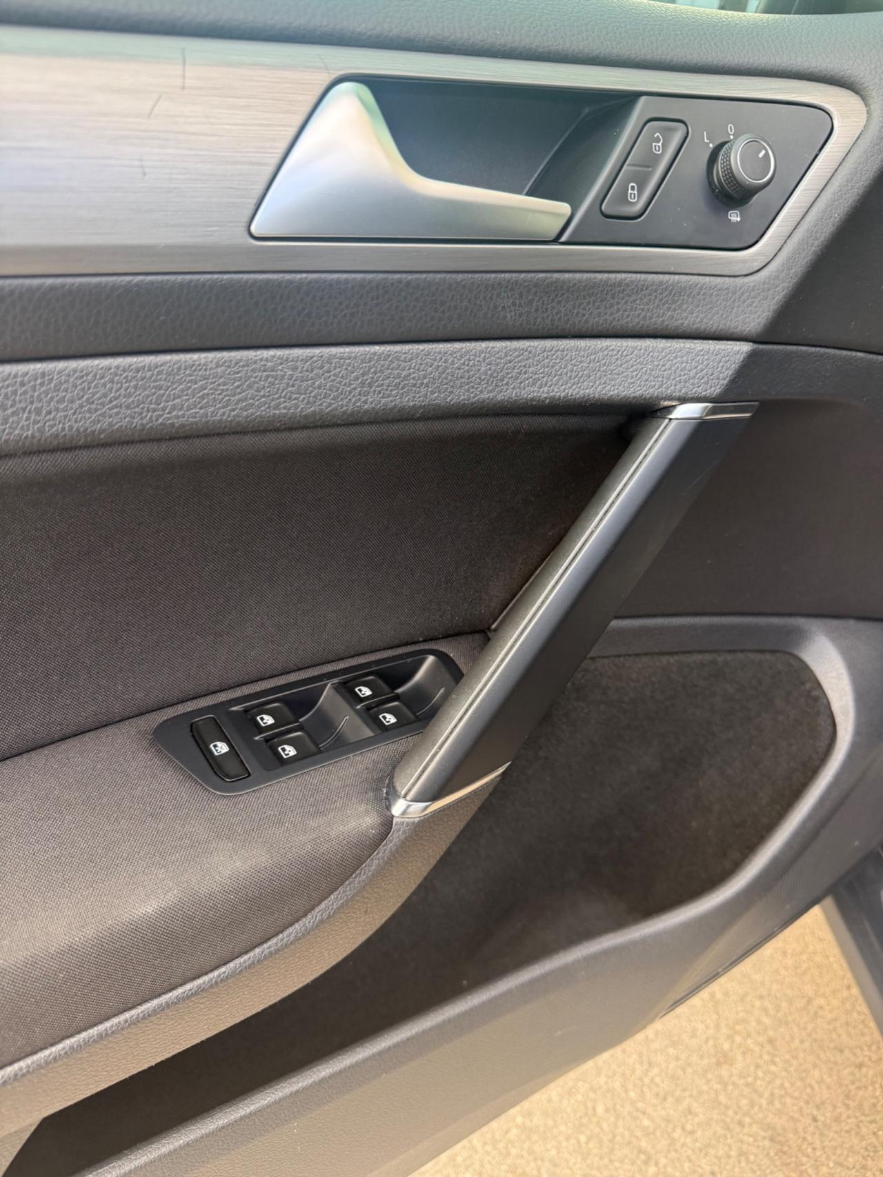 Volkswagen Golf 5p 1.6 tdi 110cv NAVI,APP CONNECT,SEDILI RISCALD.ATISENSORI DI PARCHEGGIO,DISTRIBUZIONE FATTA 10/25