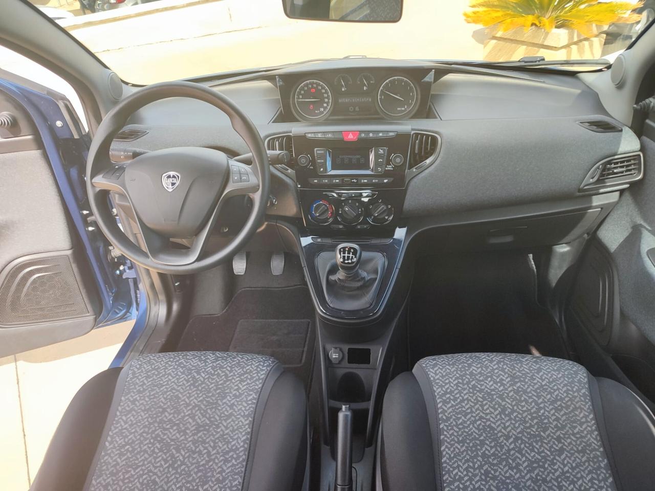 Lancia Ypsilon 1.0 FireFly S&S Hybrid Silver