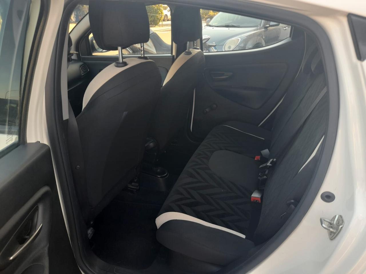 Lancia Ypsilon 1.2cc benzina 12 mesi garanzia-2017