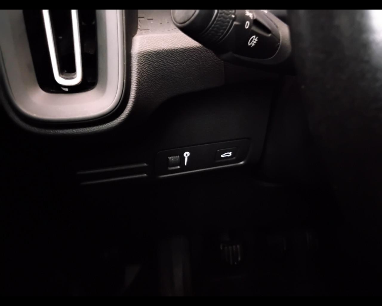 VOLVO XC40 - XC40 1.5 t3 Momentum Core 163cv my21