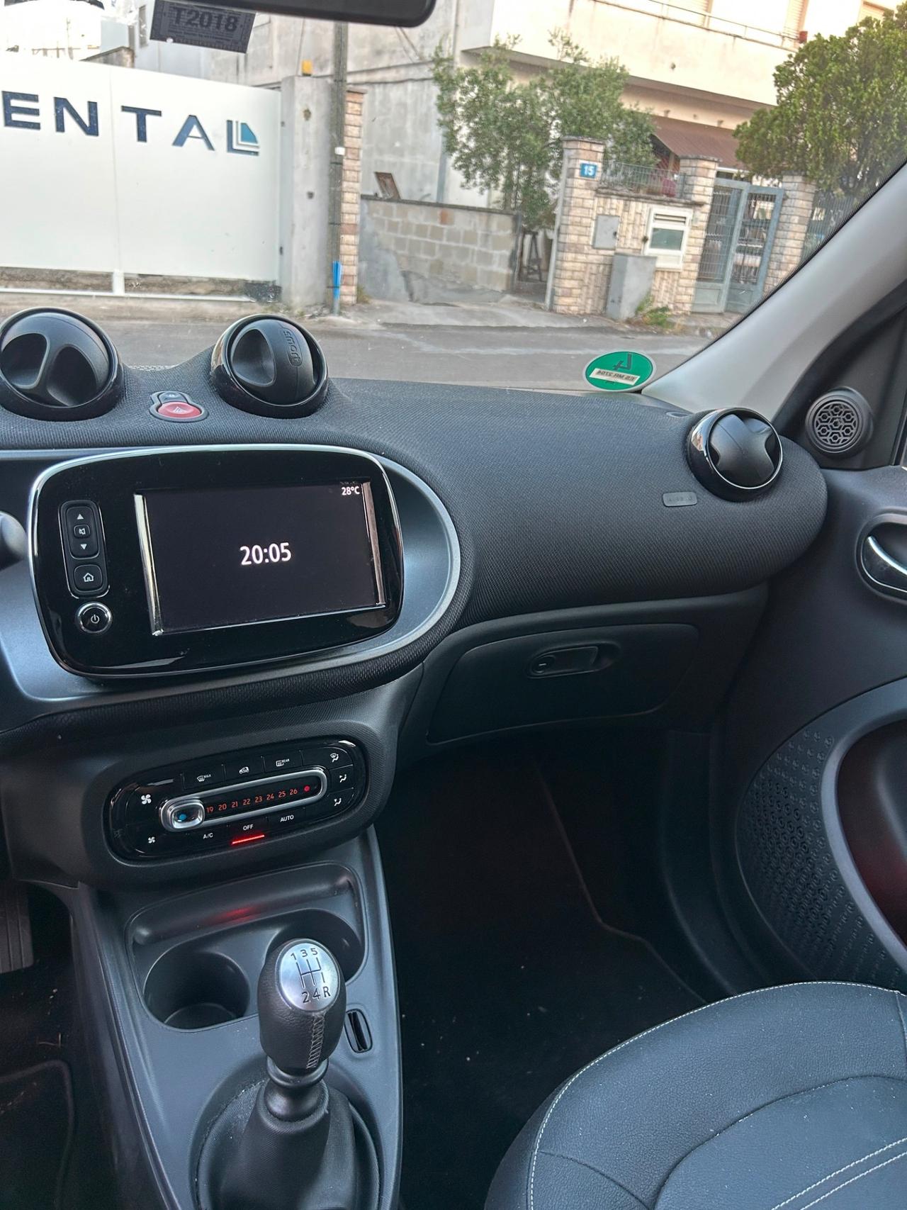 Smart ForFour 0.9 Turbo Passion-2015 NAVI/LED/15"