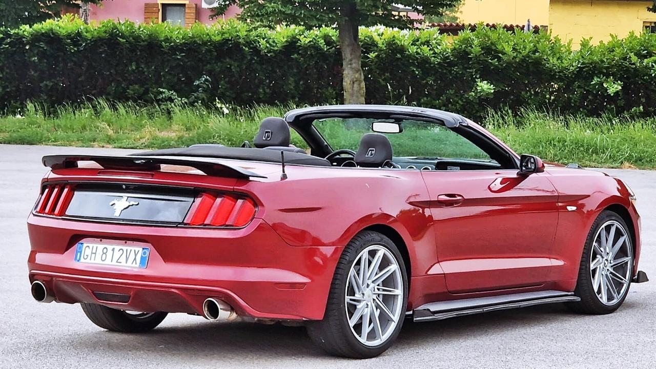 Ford Mustang Fastback 3.7 Cabrio Noleggio