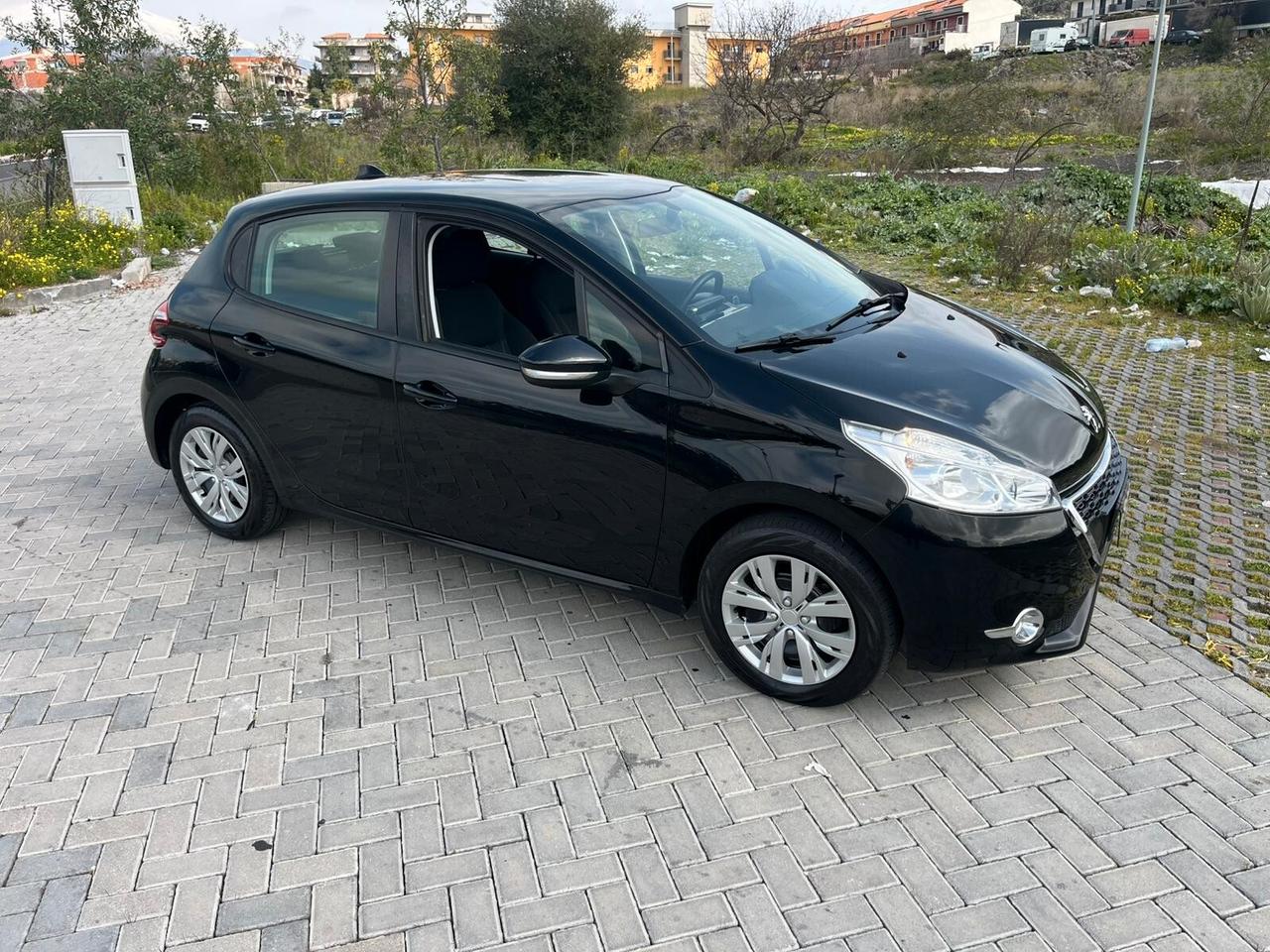 Peugeot 208 1.4hdi NEOPATENTATI CHIAMA 2013