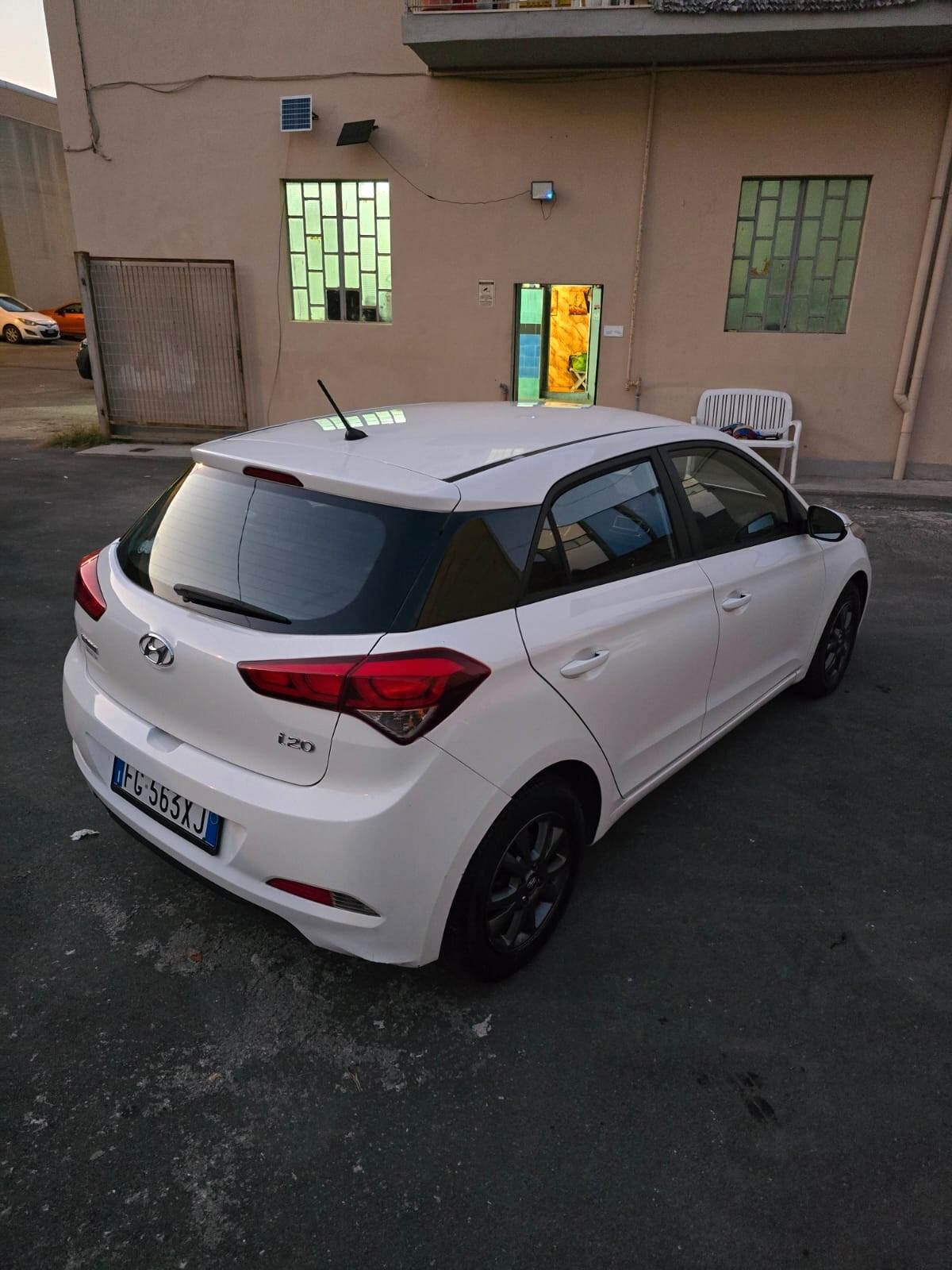 Hyundai i20 1.2 84 CV 5 porte Comfort unico proprietario garanzia 12 mesi accetto permute