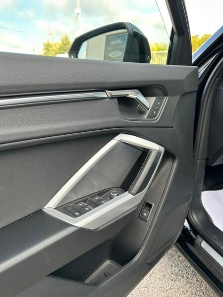 Audi Q3 45 TFSI e S tronic Line Identity Black