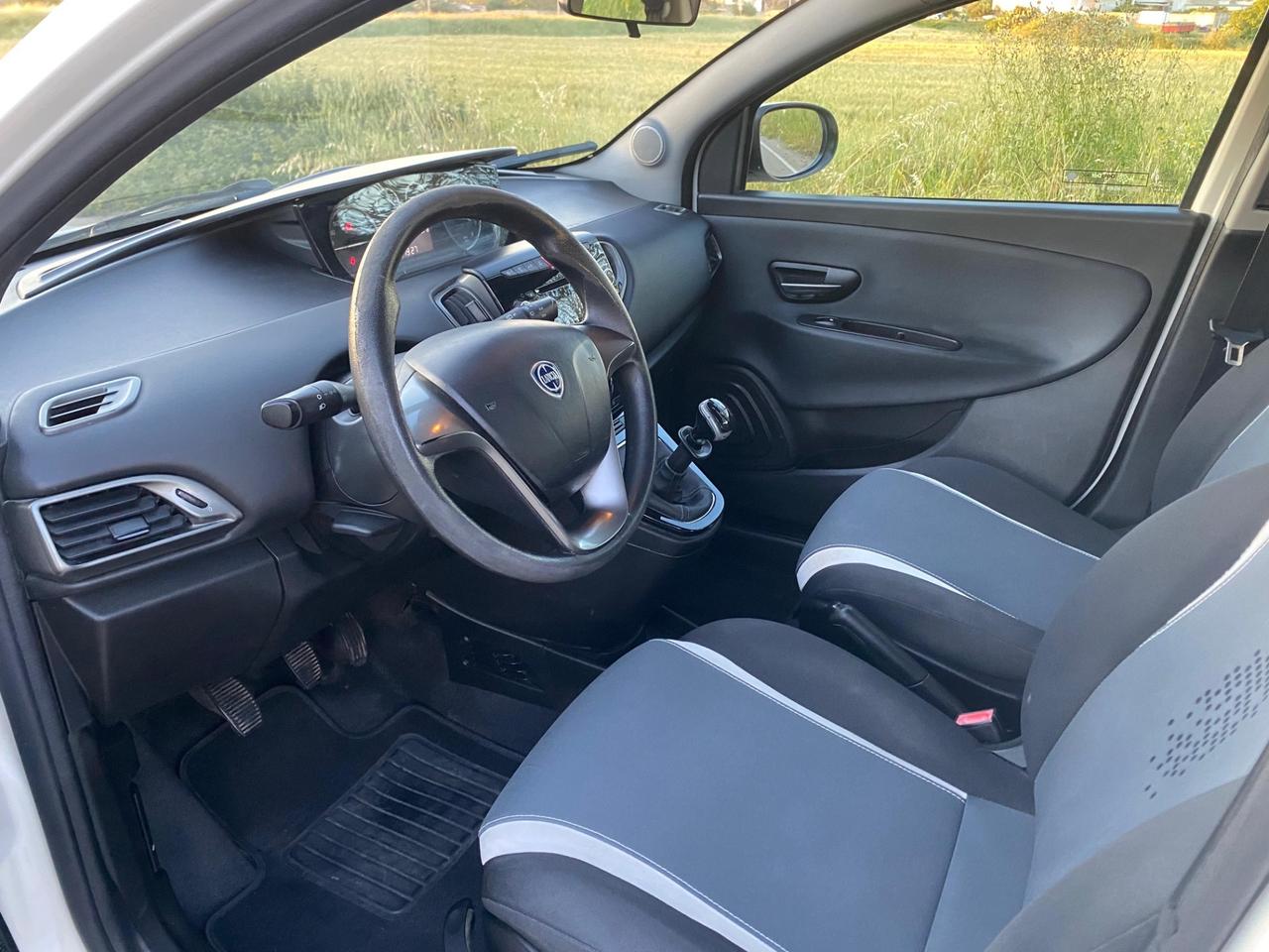 Lancia Ypsilon 0.9 TwinAir 85 CV 5 porte Metano Ecochic Silver