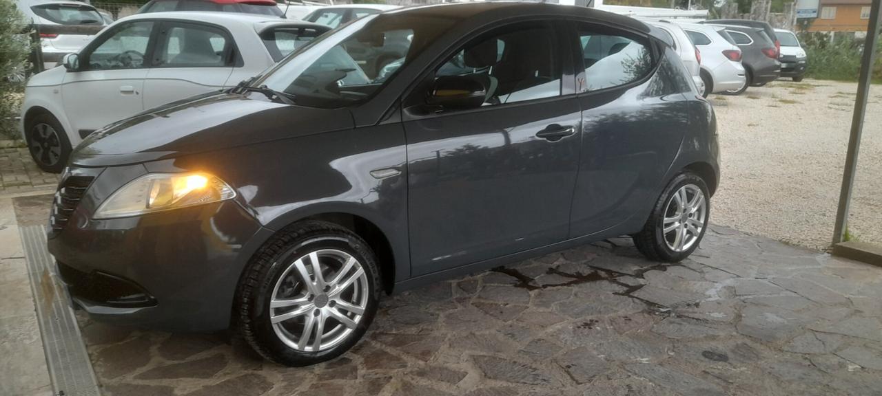 Lancia Ypsilon 1.2 69 CV 5 porte neopatentati!