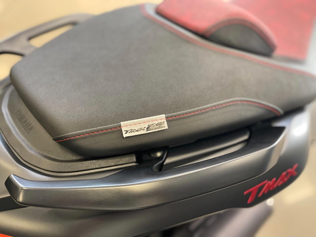 Yamaha TMAX 560 25th Anniversary black max