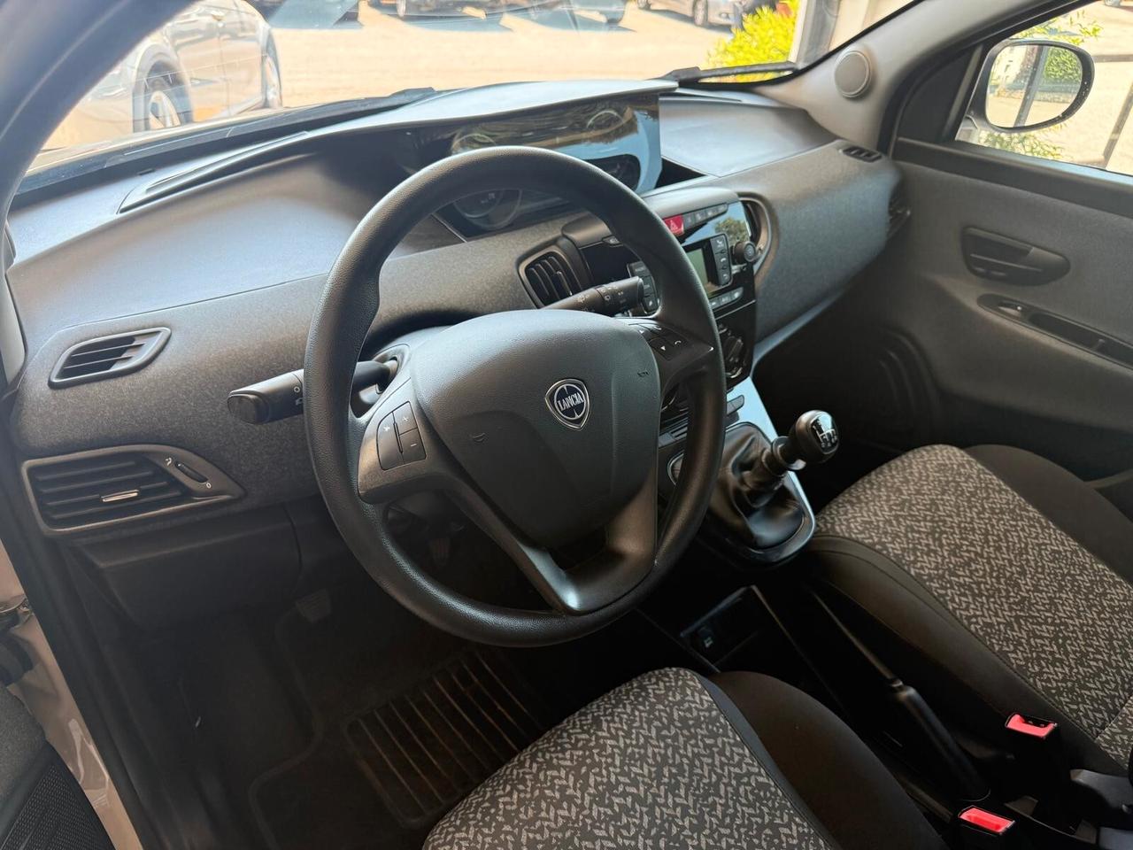 Lancia Ypsilon 1.0 FireFly 5 porte S&S Hybrid Ecochic Silver