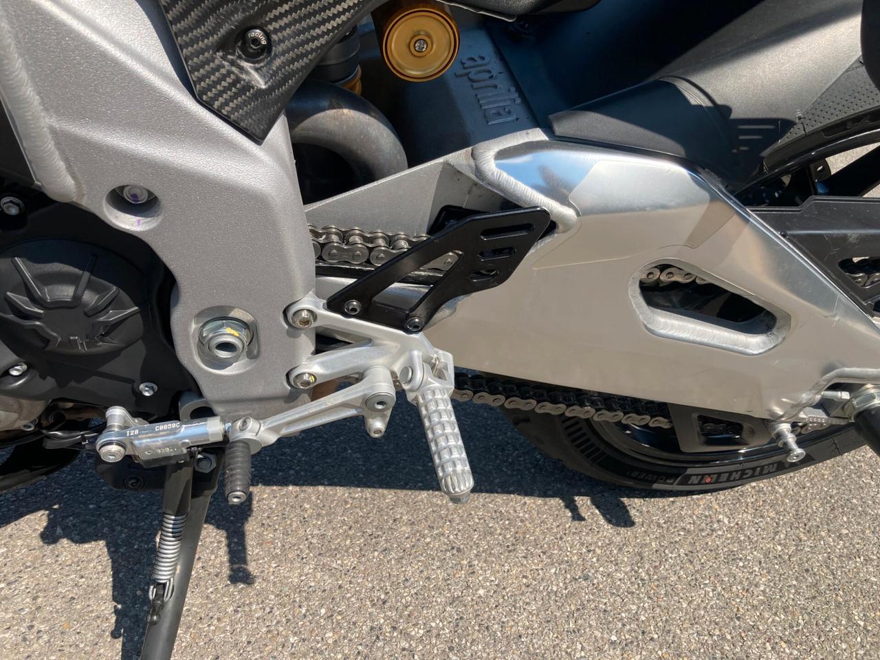 Aprilia Tuono V4 1100 factory accessoriata sospensioni elettroniche