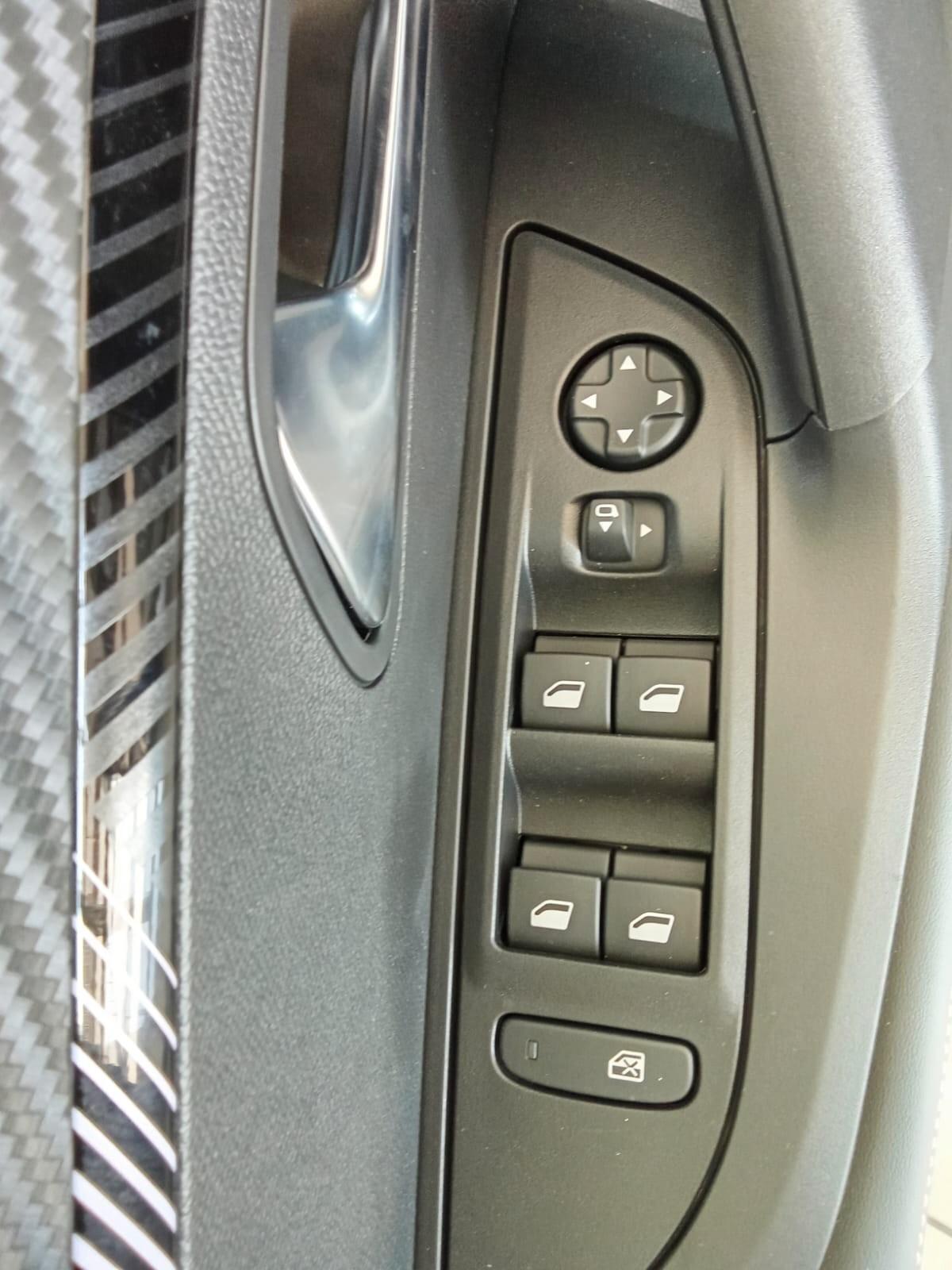 Peugeot 2008 Hybrid 145 e-DCS6 Allure