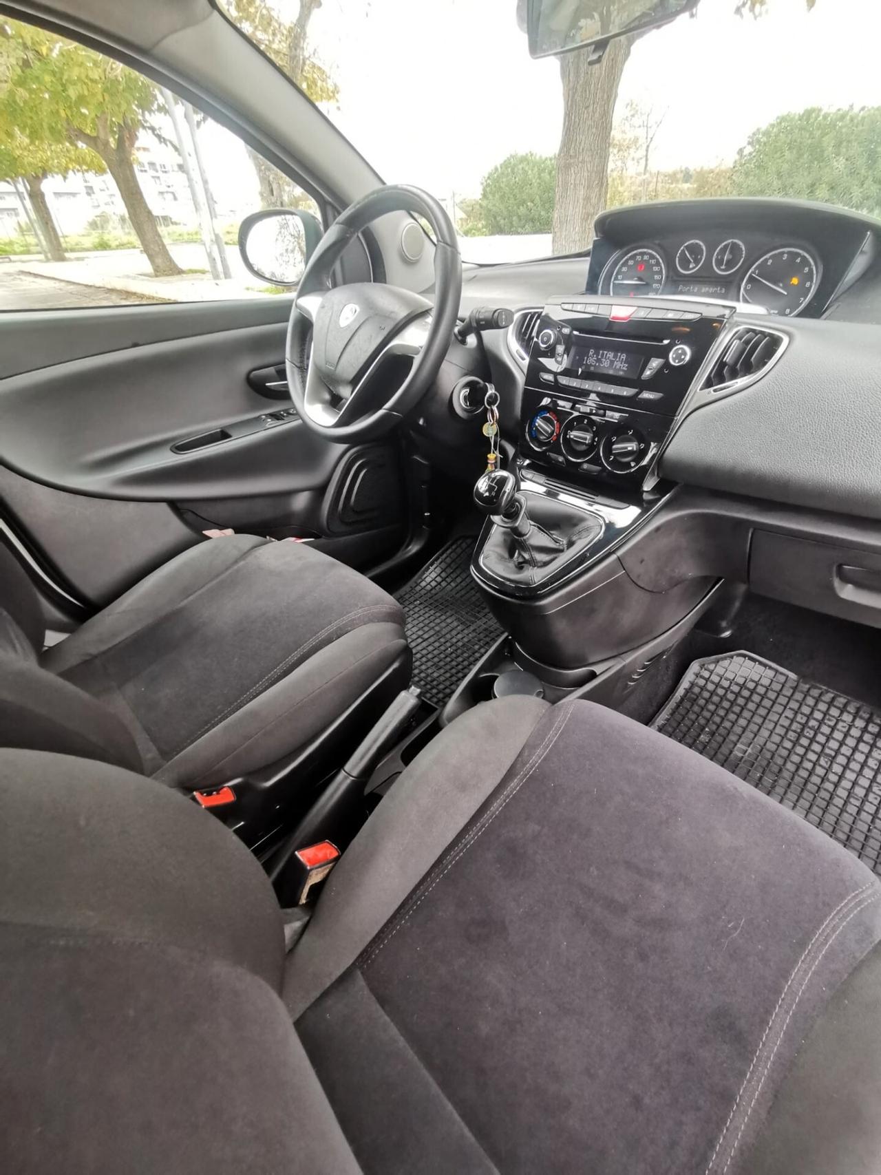 Lancia Ypsilon 1.2 69 CV 5P. Silver 2013