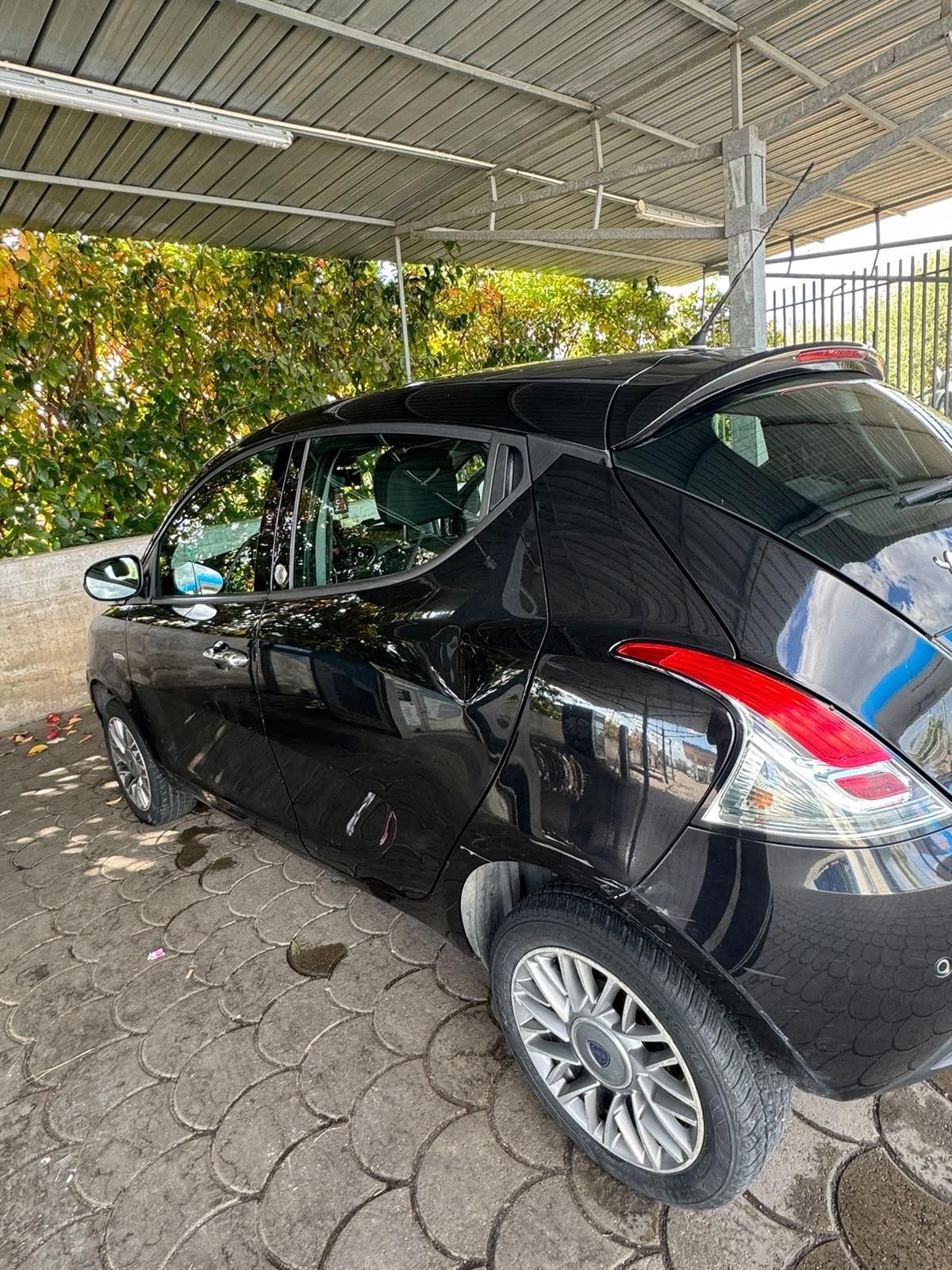 Lancia Ypsilon 0.9 TwinAir 85 CV 5 porte Metano Ecochic Gold