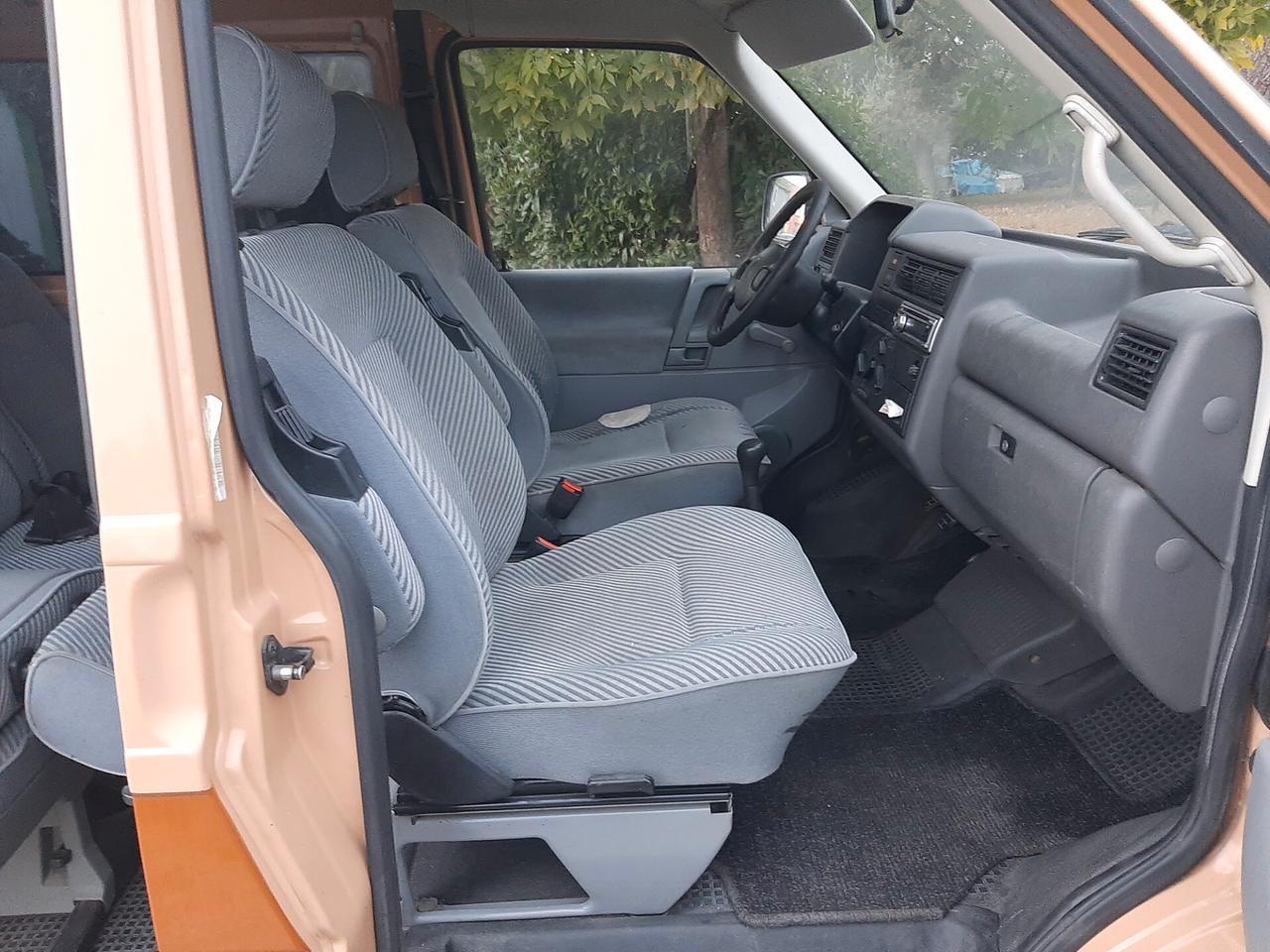 Volkswagen T4 1.9 TD 8 - Posti Caravelle