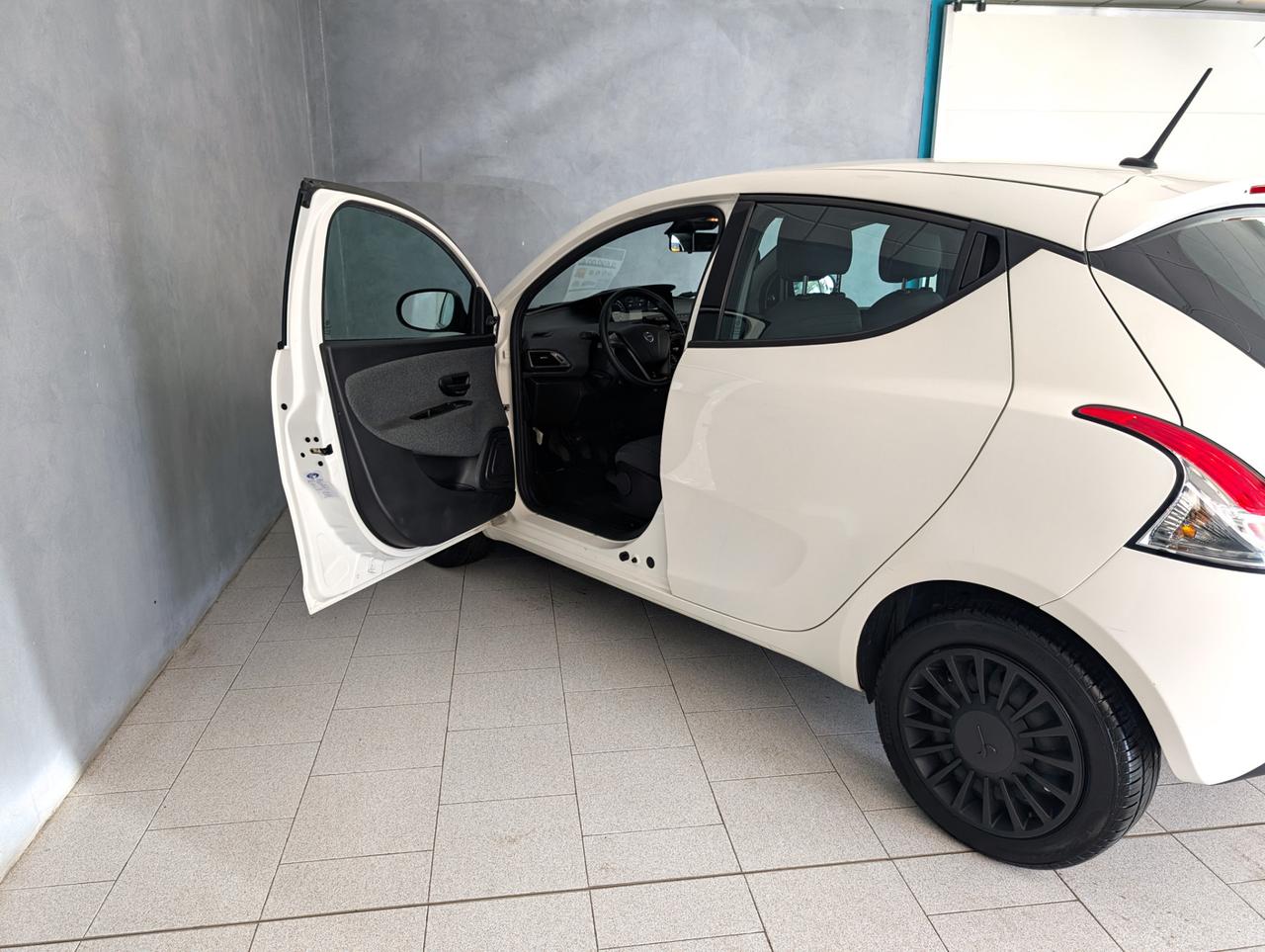 Lancia Ypsilon 1.0 Hybrid 70cv Silver
