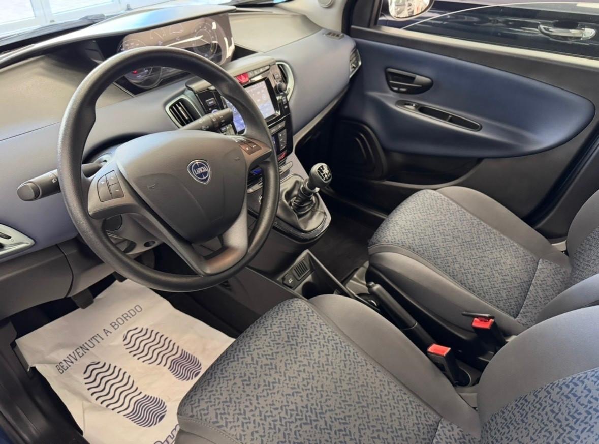 Lancia Ypsilon 1.0 FireFly 5 porte S&S Hybrid Silver
