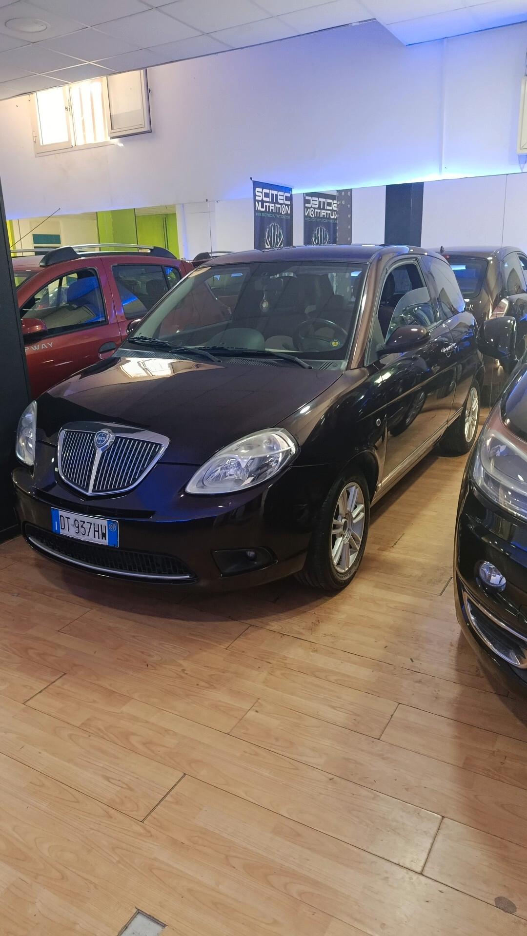 Lancia Ypsilon 1.3 MJT 75 CV Platino