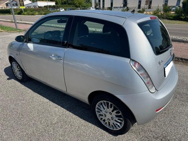 Lancia Ypsilon 1.3 MJT 75 CV Argento-OK NEOPATENTATI