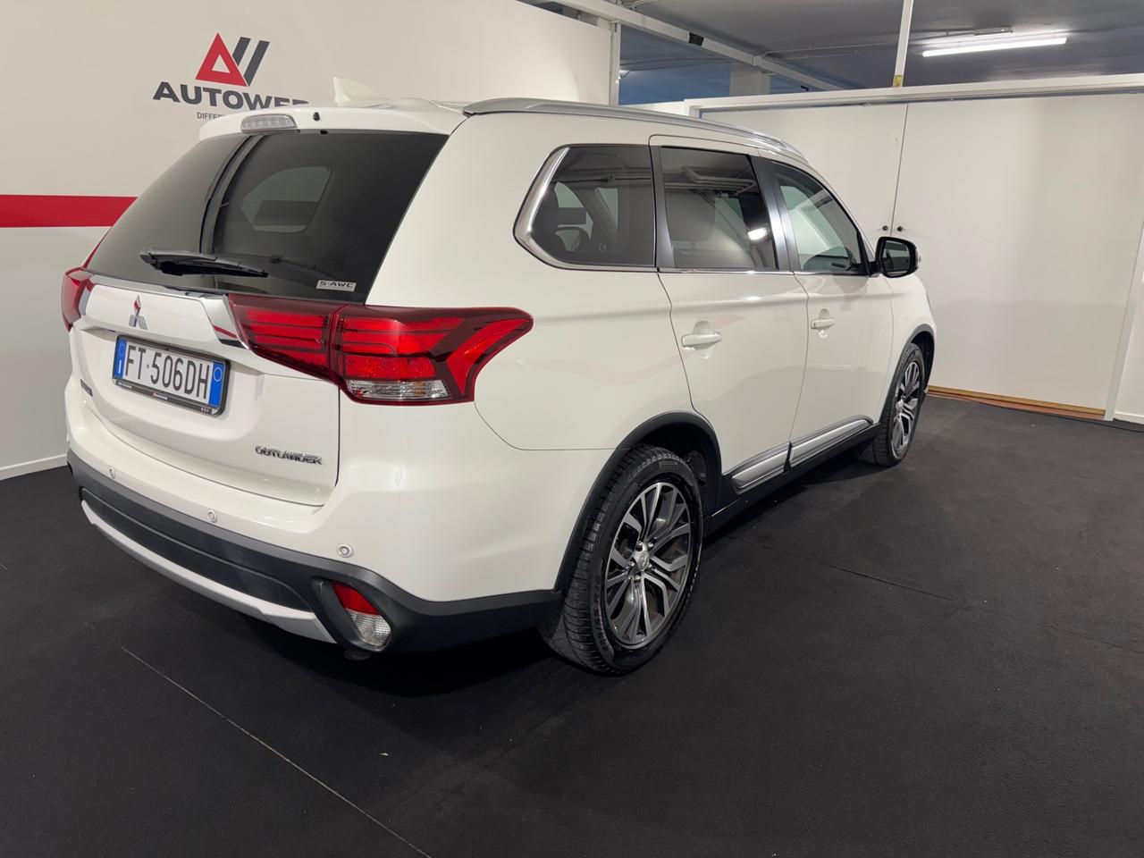 Mitsubishi Outlander 2.2 DI-D 4WD Instyle Plus SDA 7 posti
