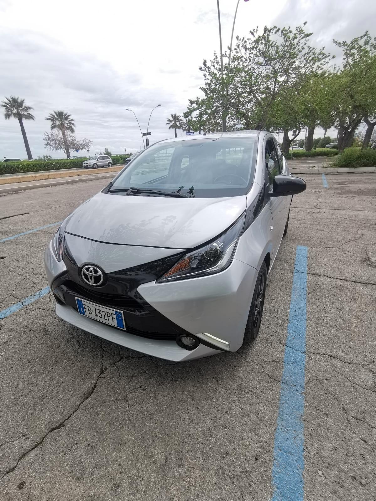 Toyota Aygo 1.0 VVT-i 69 CV 5P. x-wave 2015