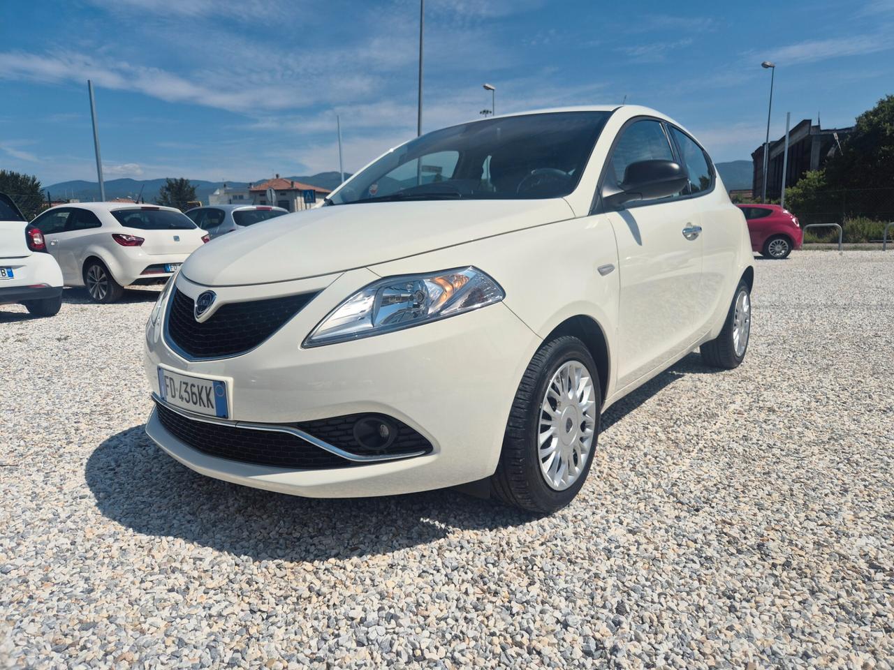 Lancia Ypsilon 24800 KM PARI AL NUOVO