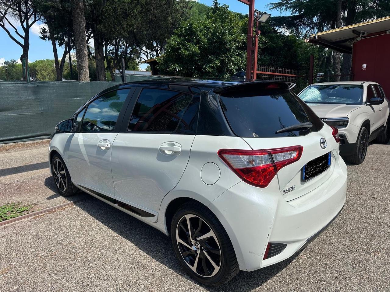 Toyota Yaris 1.5 5 porte Lounge sport full optional Kamera navi PDC led cerchi in lega garanzia 24 mesi