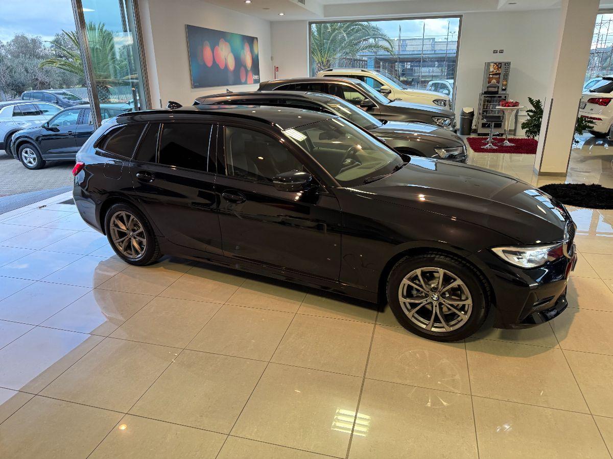 BMW Serie 3 Turing 318d 48V Sport Total Black 2021