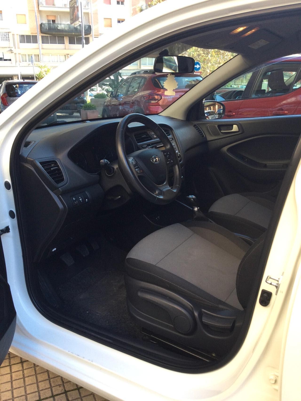 Hyundai i20 1.2 84 CV 5 porte Blackline