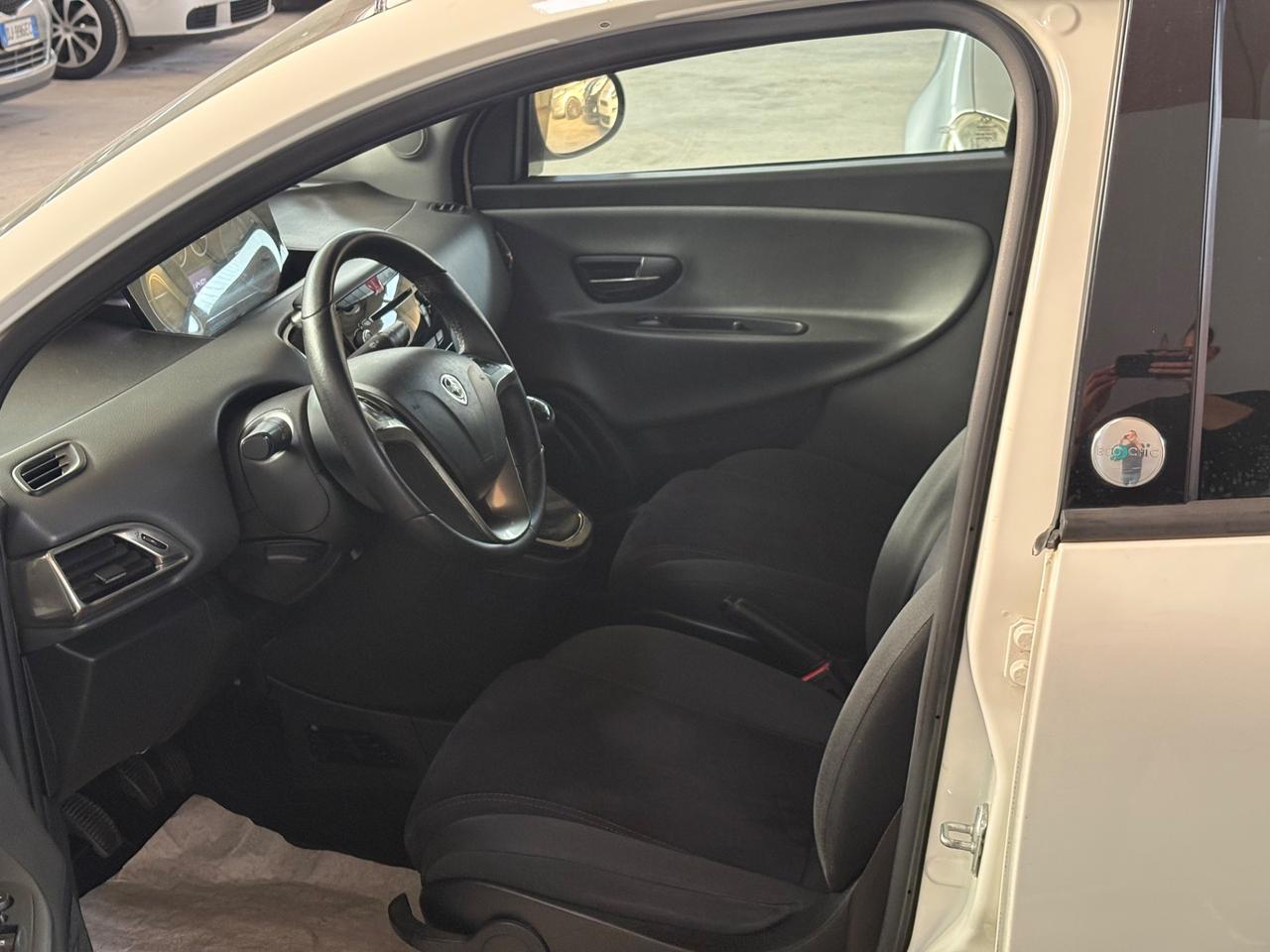 Lancia Ypsilon 0.9 TwinAir 85 CV 5 porte Metano Ecochic Silver