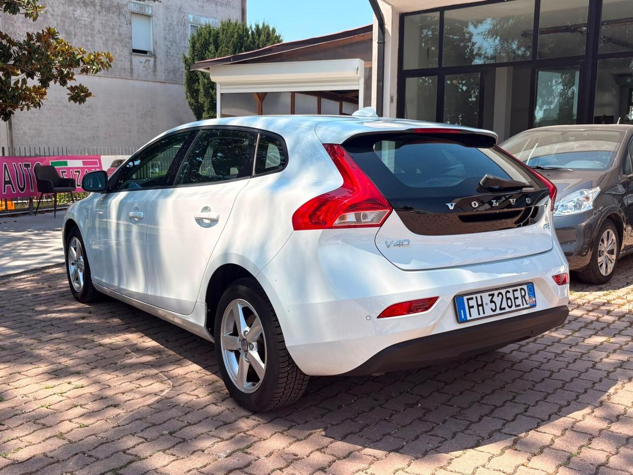 Volvo V40 D2 R-DESIGN MOMENTUM