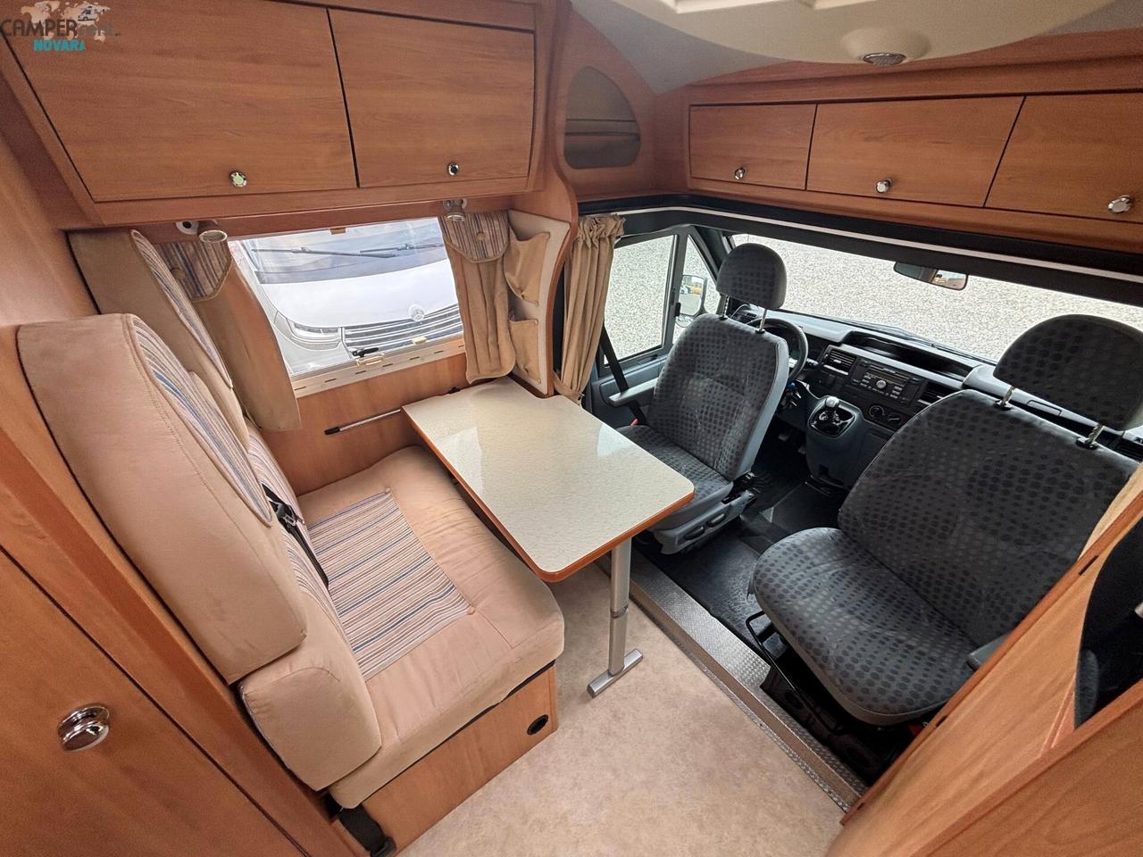 LAIKA X 595 C VAN - Semintegrale con letto matrimoniale in coda e garage (volume interno 68x103 )