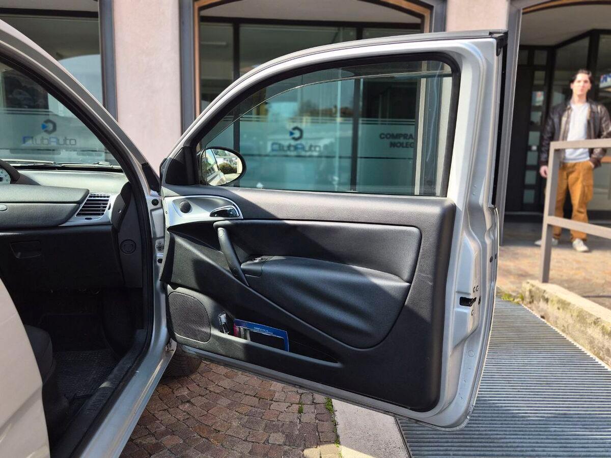 Lancia Ypsilon 1.2 8v Unyca