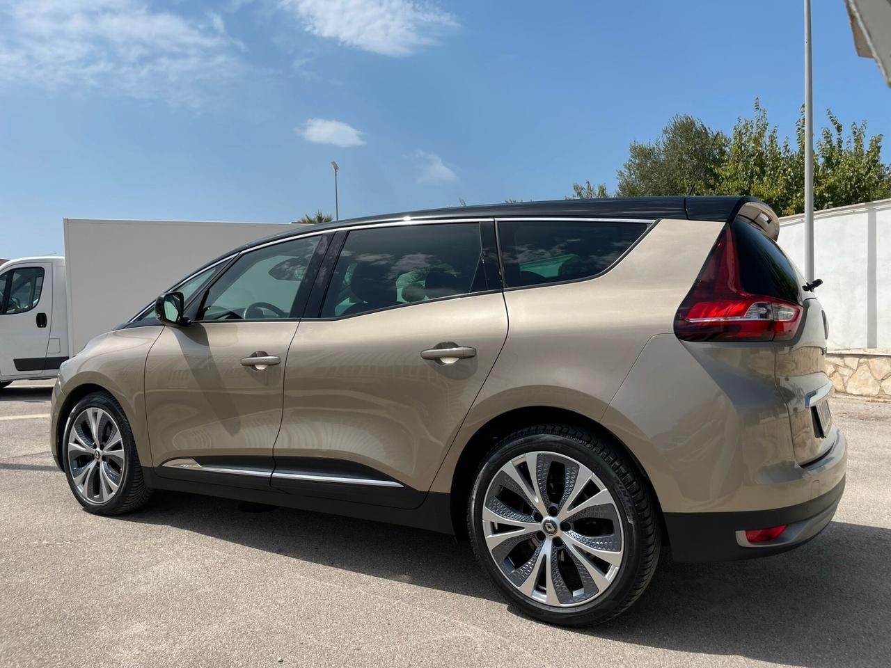 RENAULT GRAND SCENIC Blue dCi 120 CV Initiale Paris
