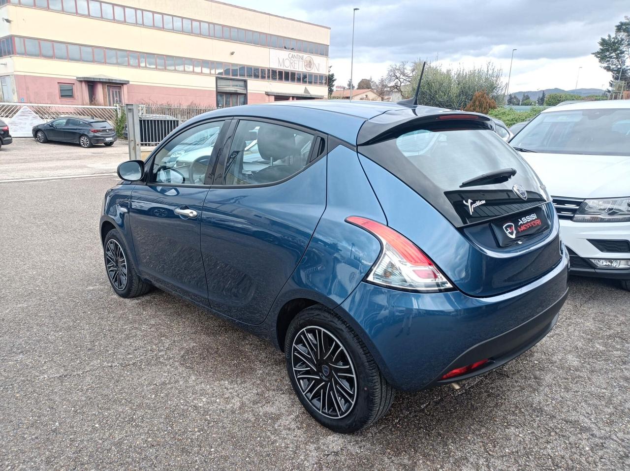 Lancia Ypsilon 1.0 FireFly 5 porte S&S Hybrid Ecochic Silver