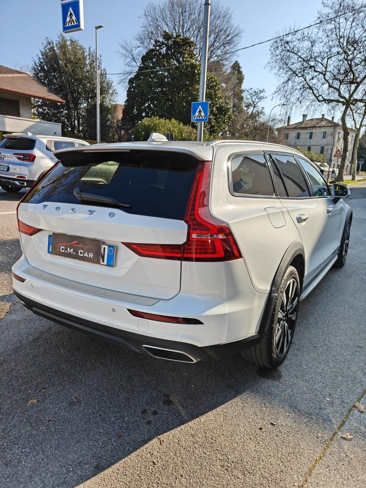 Volvo V60 Cross Country B4 (d) AWD automatico Plus