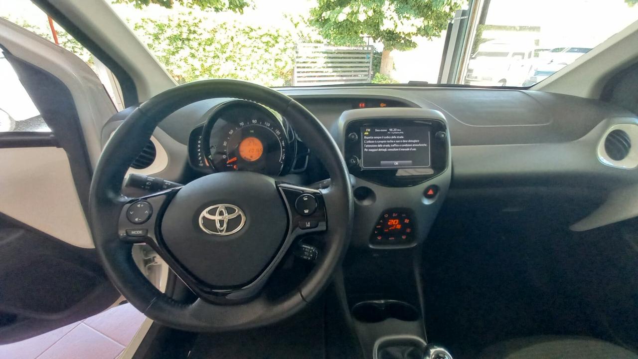 Toyota Aygo Connect 1.0 VVT-i 72 CV 5 porte x-clusiv red style