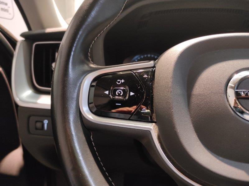 VOLVO XC60 (2017-->) - XC60 B4 (d) AWD Geartronic Momentum