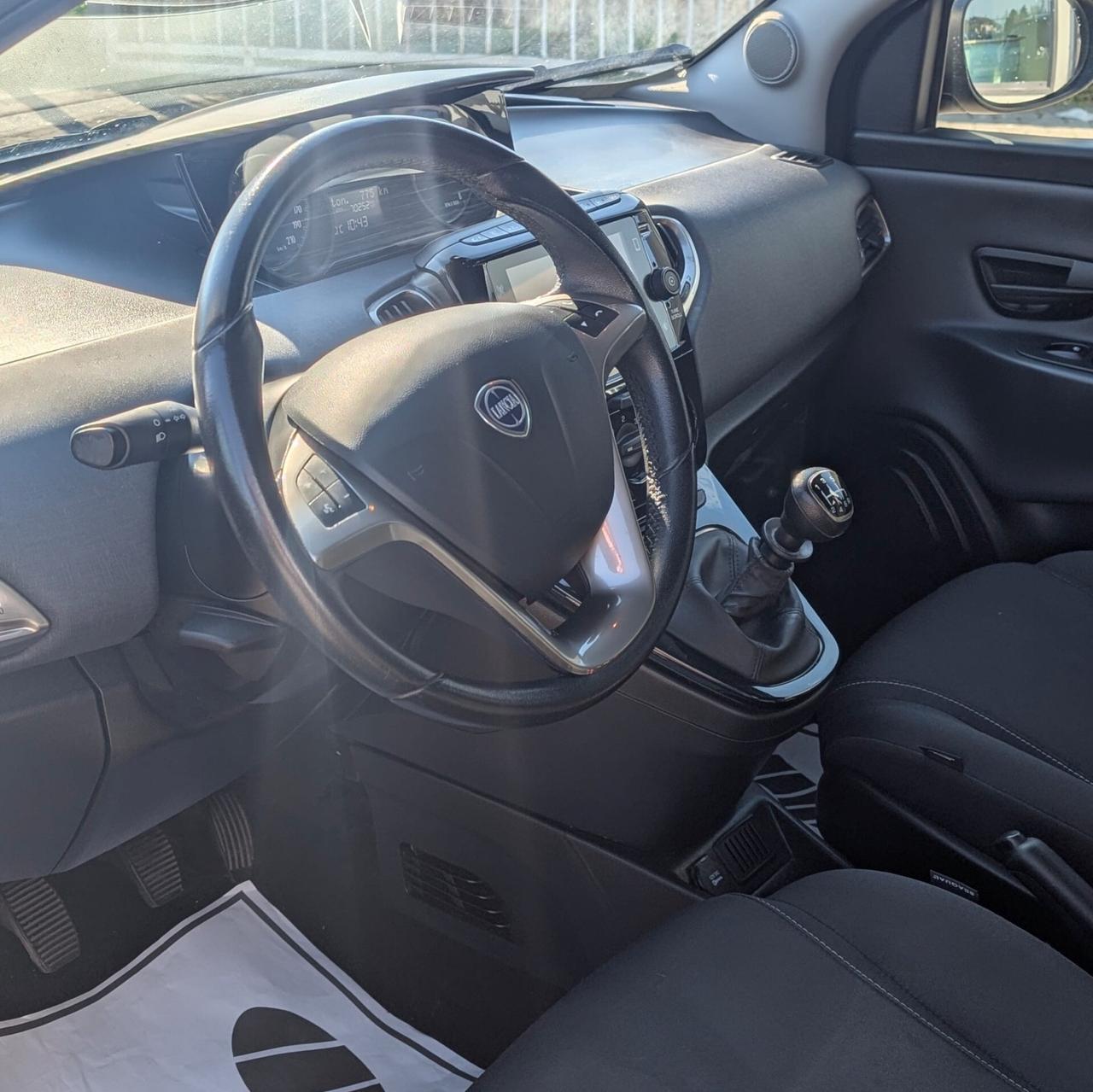 Lancia Ypsilon Firefly- Gold