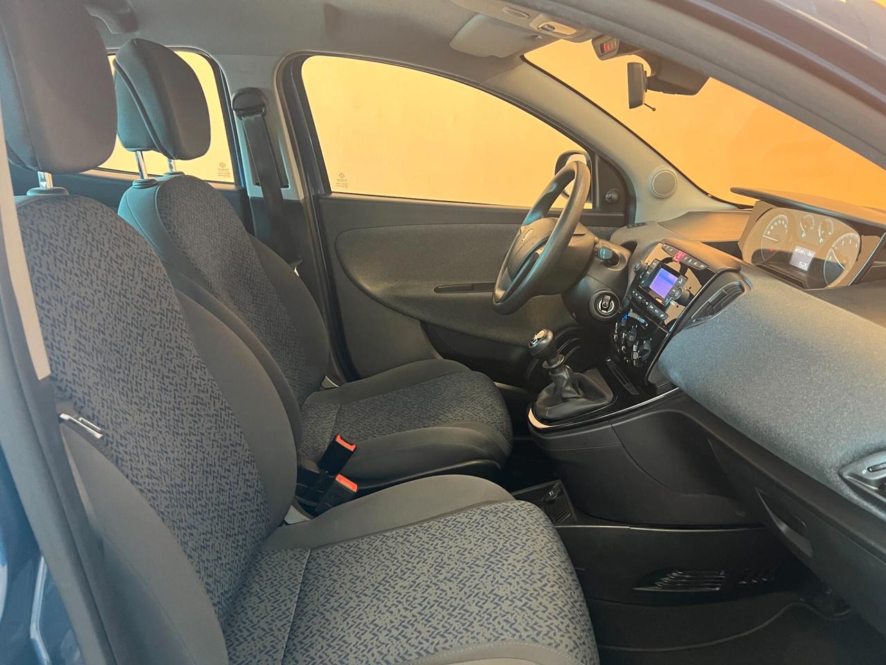 Lancia Ypsilon 1.0 FireFly 5 porte S&S Hybrid Silver