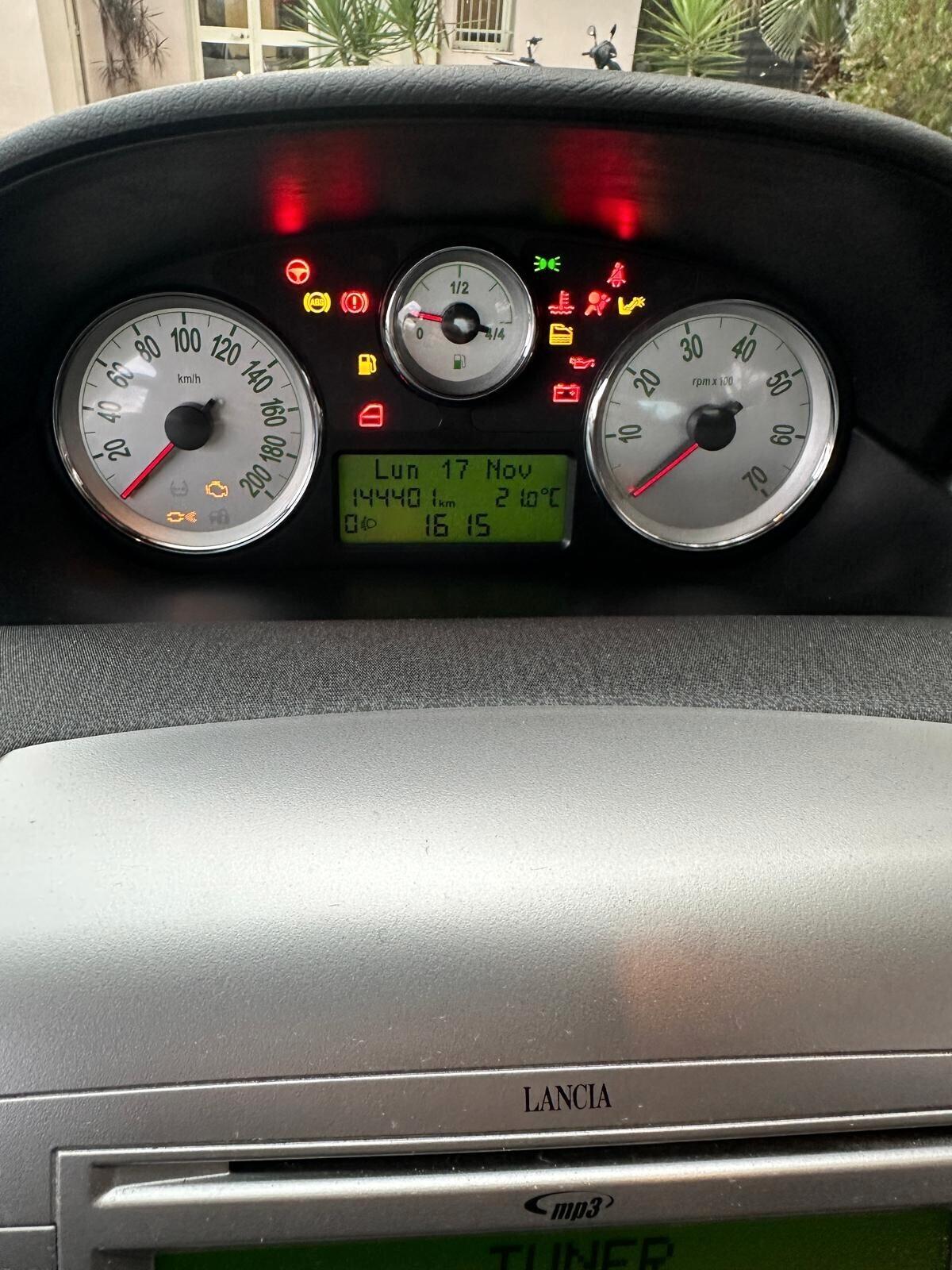 Lancia Ypsilon 1.3 MJT 75 CV Unyca