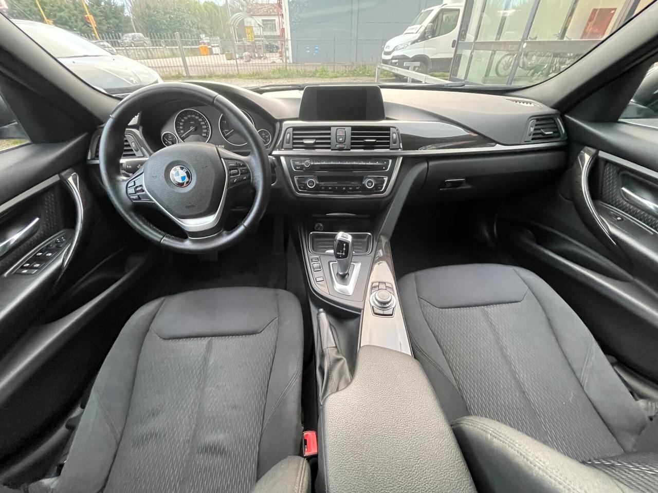 Bmw 318 318d Touring Luxury aut. NEOPATENTATI - GANCIO TRAINO