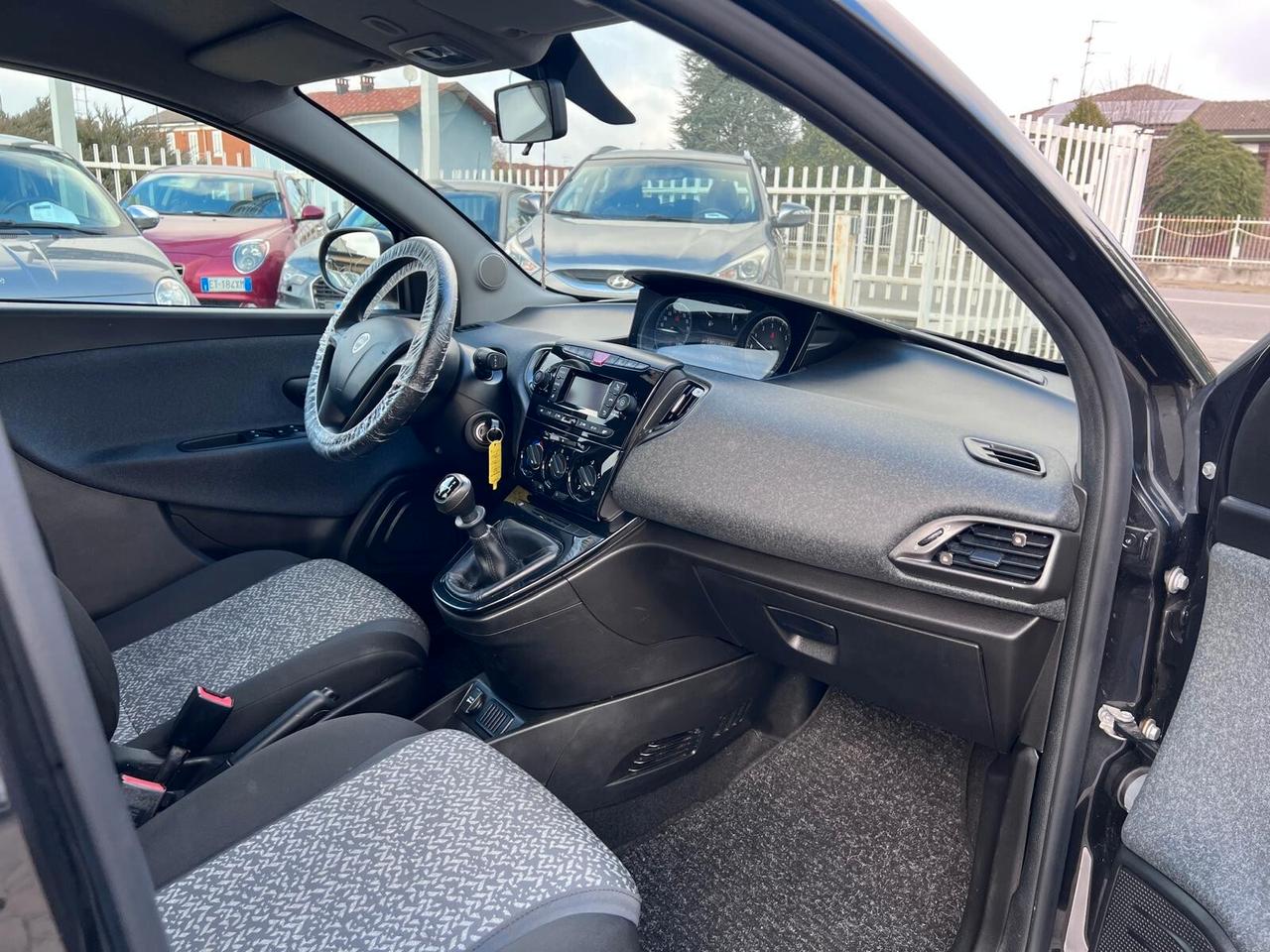 Lancia Ypsilon 1.2 69 CV 5 porte S&S Black and Noir