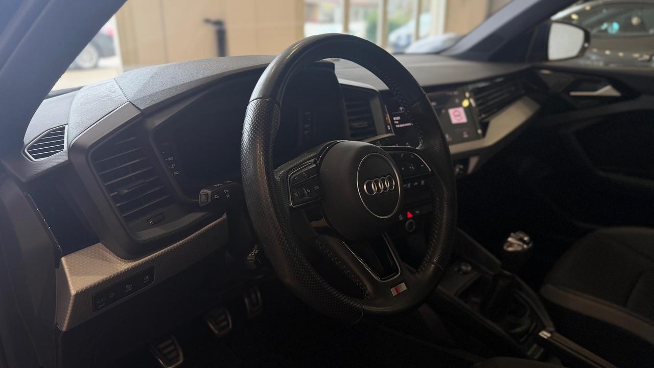 Audi A1 citycarver 30 TFSI Identity Black