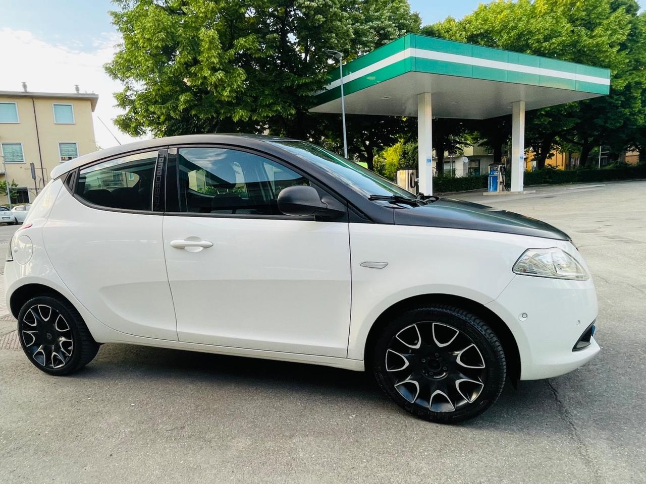 Lancia Ypsilon 1.2 69 CV 5 porte GPL S momo design