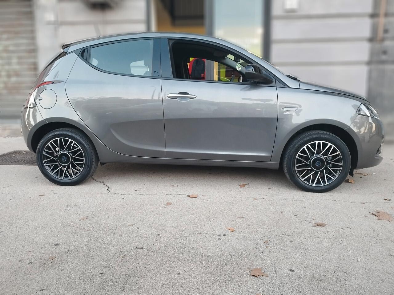 Lancia Ypsilon 1.0 Hybrid Gold